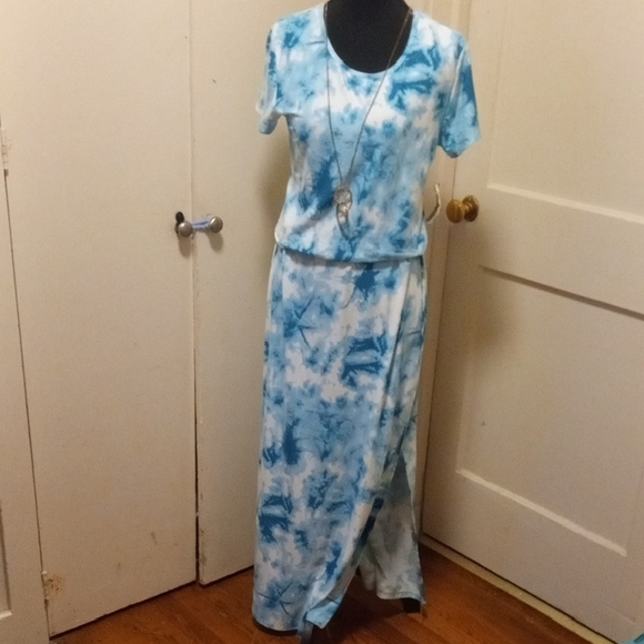 Bobbie Brooks Dresses & Skirts - Bobbie Brooks Blue Tie-Dye Maxi Dress with Necklace